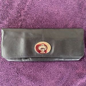 Classy Coach Clutch✨